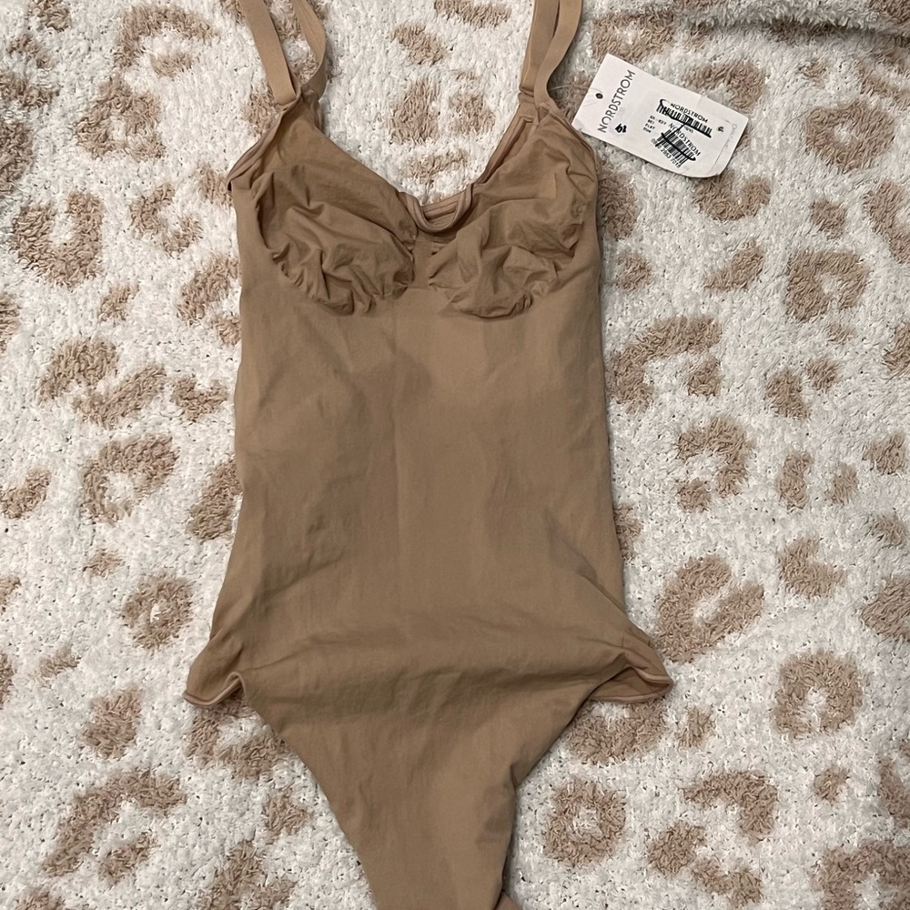 Skims NWT seamless body suit beige retails $70